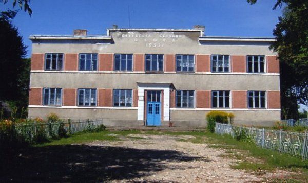 Nowa szkoła w Olejowie od frontu